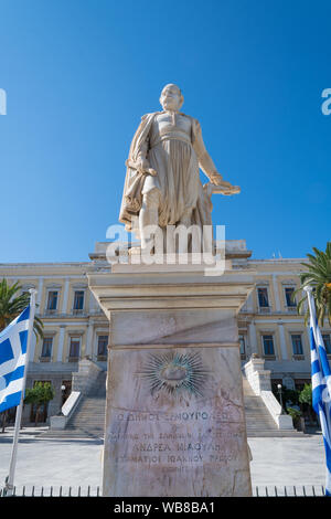 Andreas Miaoulis statue en face de l'Hôtel de ville de l'île de Syros dans les Cyclades, Grèce Banque D'Images