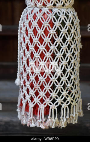 Close-up of bell Suzu corde à un temple shinto au Japon Banque D'Images