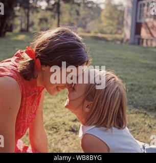 1960 parent. Une mère et sa fille jouer ensemble à l'extérieur. Suède 1969 Banque D'Images