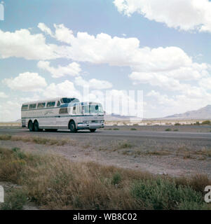 Greyhound Lines, habituellement raccourci à Greyhound, est un transporteur public d'autobus interurbains. Créé en 1914 par le Minnesota Hibbing émigrant suédois Eric Wickman. L'image montre un autobus Greyhound sur la route quelque part en Arizona 1959 Banque D'Images