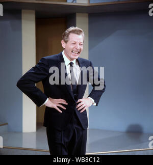 Danny Kaye. 1911-1987. L'acteur américain. L'on voit ici dans son propre spectacle Le Danny Kaye show qui s'est présenté comme une série de 1963 à 1967 sur CBS Television. Banque D'Images