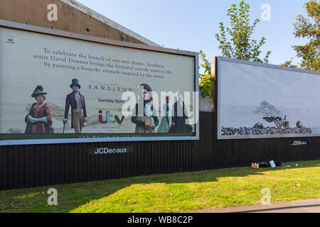 Bournemouth, Dorset UK. 25 août 2019. L'artiste britannique David Downes a été commandé par ITV pour créer une murale de grande envergure pour lancer leur nouveau drame Sanditon, basé sur le roman inachevé par Jane Austen. La peinture murale de la ville fictive de Sanditon sera de 12 mètres de large et est peinte sur 5 jours à partir d'aujourd'hui avant le premier épisode de Sanditon à la télévision ce soir, la murale sera ensuite sur l'écran pendant 3 semaines. Credit : Carolyn Jenkins/Alamy Live News Banque D'Images