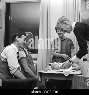 Apprendre à avoir un bébé dans les années 60. Une classe dans la façon de prendre soin d'un bébé. Une classe que les hommes et les femmes lorsqu'ils sont sur le point d'être parents pour la première fois. Mars 1963. La Suède Banque D'Images