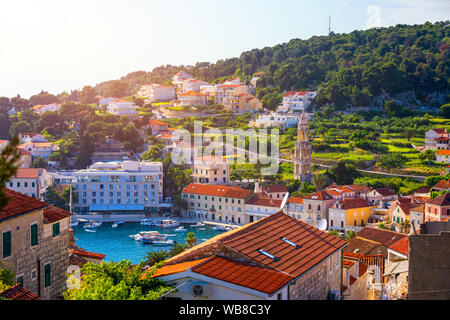 Une ville historique de Hvar vue aérienne, la Dalmatie, Croatie. Île de Hvar bay vue aérienne, la Dalmatie, Croatie. Port de l'ancienne ville de l'île Adriatique hv Banque D'Images