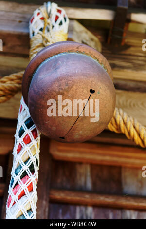 Close-up de Suzu (Shinto japonais bell) pendaison sous les toits d'un sanctuaire Shinto Banque D'Images