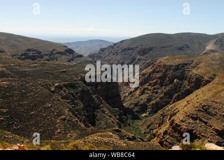 Un paysage panoramique de la vue magnifique sur les pics, falaises abruptes et canyons du haut de la région bien connue, l'UNESCO, Swartberg Pass, au Sud Banque D'Images