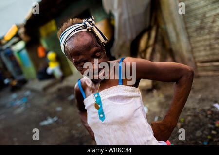 Un vendeur de rue afro-colombienne pose pour une photo dans le marché d'Bazurto à Cartagena, Colombie. Banque D'Images