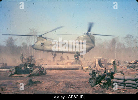 Un hélicoptère Chinook de l'Armée US se soulève dans une base militaire pendant la guerre du Vietnam en 1966. Banque D'Images