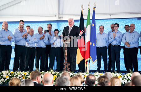 Fivizzano, Italie. 25 août 2019. Frank-Walter Steinmeier, président italien donne un discours lors de la cérémonie de commémoration pour les victimes de l'Fivizzano massacres. Dans la phase finale de la Seconde Guerre mondiale, des soldats de la Wehrmacht et SS tué plusieurs milliers de civils en Italie. Il y a 75 ans, dans la région autour de Fivizzano dans le nord de la Toscane seulement, près de 400 hommes, femmes, vieillards et d'enfants ont été assassinés par les Allemands, souvent dans une façon incroyablement cruels, à un massacre qui a duré plusieurs jours. Président fédéral Steinmeier et sa femme prennent part à la cérémonie de commémoration annuelle pour th Banque D'Images