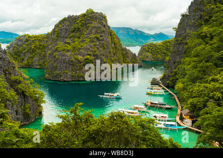 Vues d'une grande place à l'entrée de la Secret Lagoon, El Nido. Banque D'Images