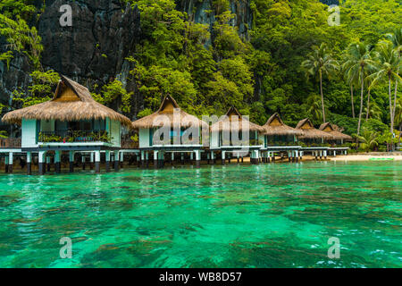 Bungalows à proximité de la mer à Docks de Miniloc Island Resort, El Nido Banque D'Images