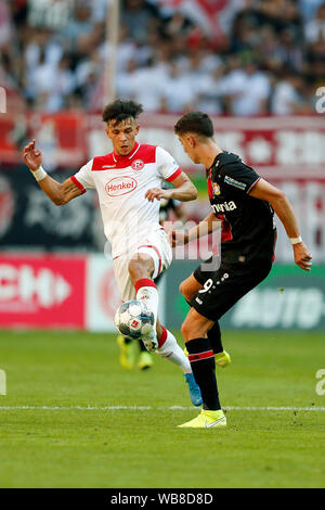 Duesseldorf, Allemagne 1. Fussball - Bundesliga, Matchday 2 Fortuna Düsseldorf : Bayer Leverkusen 1-3 sur 24. Août 2019 dans le Merkur - Spiel Arena Stadium à Düsseldorf / Allemagne Alfredo MORALES (F 95) -L- et Kai HAVERTZ (LEV) -R- Foto : Norbert Schmidt, Duesseldorf Banque D'Images