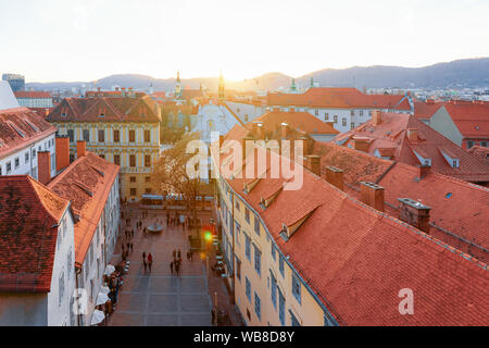 Vue panoramique et la ville à l'ancienne ville de Graz en Autriche. Styrie en Europe. Vue sur le toit du château du Schlossberg hill. Coucher de soleil sur la ville autrichienne. Banque D'Images