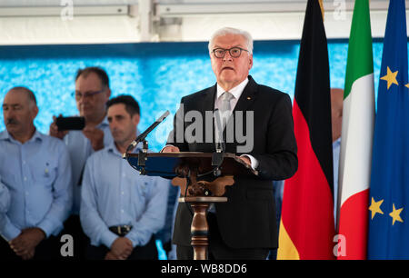 Fivizzano, Italie. 25 août 2019. Frank-Walter Steinmeier, président italien donne un discours lors de la cérémonie de commémoration pour les victimes de l'Fivizzano massacres. Dans la phase finale de la Seconde Guerre mondiale, des soldats de la Wehrmacht et SS tué plusieurs milliers de civils en Italie. Il y a 75 ans, dans la région autour de Fivizzano dans le nord de la Toscane seulement, près de 400 hommes, femmes, vieillards et d'enfants ont été assassinés par les Allemands, souvent dans une façon incroyablement cruels, à un massacre qui a duré plusieurs jours. Président fédéral Steinmeier et sa femme prennent part à la cérémonie de commémoration annuelle pour th Banque D'Images