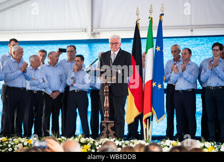 Fivizzano, Italie. 25 août 2019. Frank-Walter Steinmeier, président italien donne un discours lors de la cérémonie de commémoration pour les victimes de l'Fivizzano massacres. Dans la phase finale de la Seconde Guerre mondiale, des soldats de la Wehrmacht et SS tué plusieurs milliers de civils en Italie. Il y a 75 ans, dans la région autour de Fivizzano dans le nord de la Toscane seulement, près de 400 hommes, femmes, vieillards et d'enfants ont été assassinés par les Allemands, souvent dans une façon incroyablement cruels, à un massacre qui a duré plusieurs jours. Président fédéral Steinmeier et sa femme prennent part à la cérémonie de commémoration annuelle pour th Banque D'Images