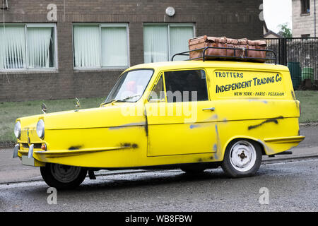 Robin Vintage jaune reliant trois roues voiture sur biens immobiliers du Conseil réplique de seuls les imbéciles et les chevaux programme TV véhicule Peckham Banque D'Images