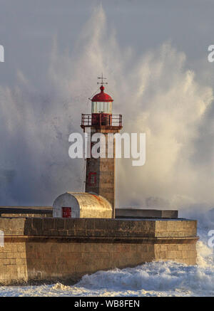 De grosses vagues frapper la Felgueiras lighthouse Banque D'Images