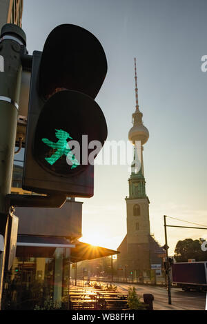 Berlin Ampelmann vert sur feu de circulation avec tour de télévision de Berlin ou Berliner Fernsehturm au contexte Banque D'Images