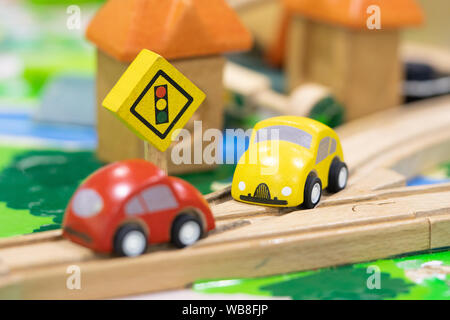 Panneau stop - woden Toy Set des plaques de rue, des voitures pour les enfants jouer ensemble de jouets éducatifs pour enfants Aire de jeux couverte (selective focus) Banque D'Images