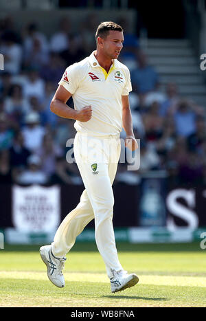 Josh l'Australie célèbre en tenant le wicket Hazlewood d'Angleterre Jonny Bairstow, capturé par Marnus Labuschagne, pendant quatre jours de la troisième cendres test match à Headingley, Leeds. Banque D'Images