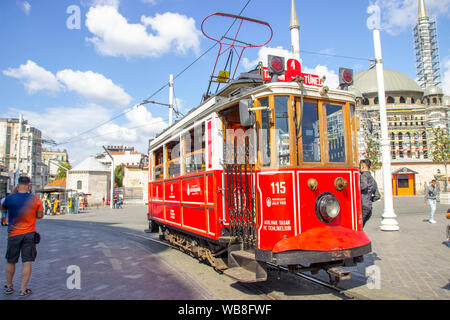 ISTANBUL, TURQUIE - 05 août, 2019 - Istanbul tramway nostalgique, reliant Taksim Tunel et via la rue Istiklal, debout à la place Taksim. Nostalgie Banque D'Images