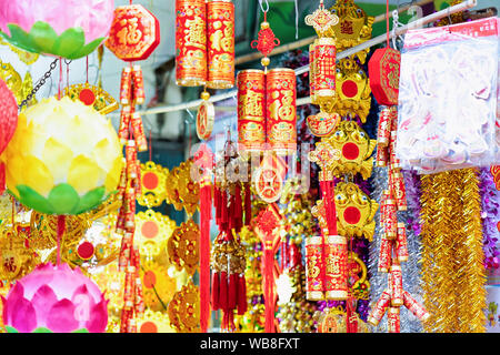 Street market boutique vendant des lanternes en papier et les décorations en vieille ville de Hanoï au Vietnam en Asie du sud-est. Le commerce de marchandises sur l'affichage. Banque D'Images