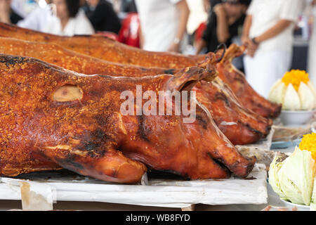 Rôti de porc cuit sur les charbons ardents, cochon grillé sur le feu Banque D'Images
