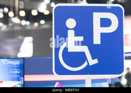 Parking handicapés en fauteuil roulant ou parking sign dans le stationnement du centre commercial, ne le stationnement pour les personnes à mobilité réduite, aire de pente pour fauteuil roulant. Banque D'Images