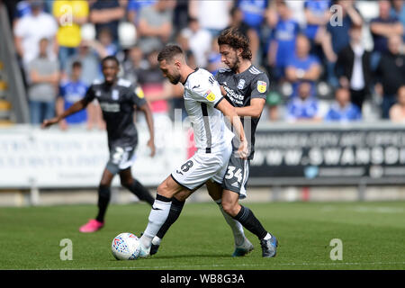 Swansea, Royaume-Uni. Août 25, 2019. Matt Grimes de Swansea City Ivan Sunjic batailles de la ville de Birmingham au cours du match de championnat entre Sky Bet Swansea City et Birmingham City au Liberty Stadium de Swansea, le dimanche 25 août 2019. (Crédit : Jeff Thomas | MI News)usage éditorial uniquement, licence requise pour un usage commercial. Aucune utilisation de pari, de jeux ou d'un seul club/ligue/dvd publications. Photographie peut uniquement être utilisé pour les journaux et/ou magazines des fins éditoriales Crédit : MI News & Sport /Alamy Live News Banque D'Images