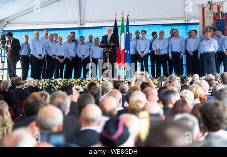 Fivizzano, Italie. 25 août 2019. Frank-Walter Steinmeier, président italien donne un discours lors de la cérémonie de commémoration pour les victimes de l'Fivizzano massacres. Dans la phase finale de la Seconde Guerre mondiale, des soldats de la Wehrmacht et SS tué plusieurs milliers de civils en Italie. Il y a 75 ans, dans la région autour de Fivizzano dans le nord de la Toscane seulement, près de 400 hommes, femmes, vieillards et d'enfants ont été assassinés par les Allemands, souvent dans une façon incroyablement cruels, à un massacre qui a duré plusieurs jours. Président fédéral Steinmeier et sa femme prennent part à la cérémonie de commémoration annuelle pour th Banque D'Images