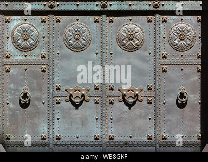 Close-up de la riche décoration entrée principale de la synagogue à Trieste, Italie Banque D'Images