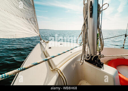 Belle vue d'un petit bateau à voile de la côte Banque D'Images