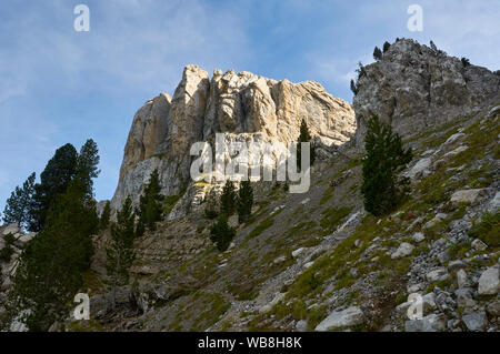 Vue sur le Canal de Cristall ravin en Sierra del Cadi vont de la petite montagne sentier dans sa base (Alt Urgell, Lleida, Catalogne, Espagne,Pre-Pyrenees) Banque D'Images