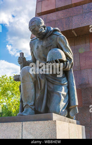 Monument commémoratif de guerre soviétique Parc de Treptow à Berlin, Allemagne. Statue de soldat soviétique au Monument commémoratif de guerre soviétique en parc de Treptow à Berlin. Banque D'Images