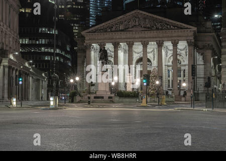 Les rues de Londres la nuit près de Bank of England building avec transport de passage Banque D'Images