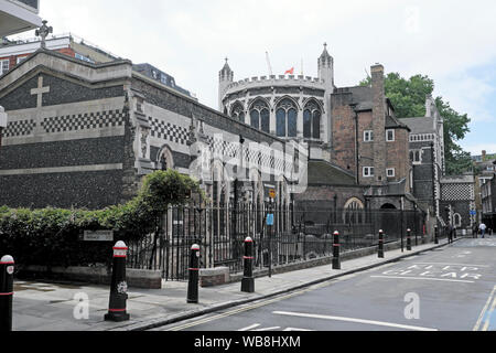 Vue de dos de St Bartholomew church à la rue le long de l'Équitable Tissu West Smithfield domaine de London EC1 England UK KATHY DEWITT Banque D'Images