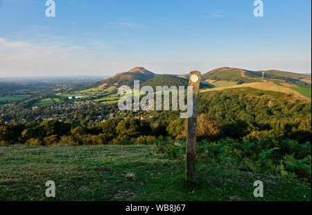 La CAER Caradoc, Helmeth, Colline Hill Faye Hellner et espère voir dans Ragleth Bowdler Hill Hill en début de soirée la lumière, Church Stretton, Shropshire Banque D'Images