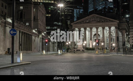 Les rues de Londres la nuit près de Bank of England building avec transport de passage Banque D'Images