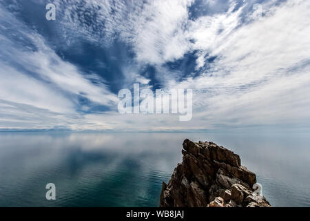 Seascape magnifique avec le Lac Baïkal et incroyable incroyable ciel avec les nuages. Nuages à l'horizon. Ondulation sur vert et bleu de l'eau. Dans le foregro Rock Banque D'Images