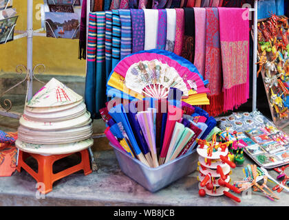 Foulards palatine colorés, waver fans et chapeaux vietnamiens traditionnels sur l'affichage à la rue du marché dans la vieille ville de Hoi An au Vietnam en Asie du sud-est. Cultu Banque D'Images