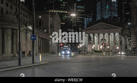 Les rues de Londres la nuit près de Bank of England building avec transport de passage Banque D'Images