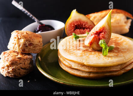 Concept de l'alimentation pile de crêpes bio faits maison avec petit-déjeuner fig sur fond noir Banque D'Images