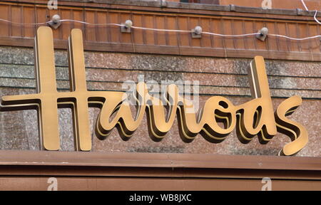 Logo vu à Knightsbridge Harrods à Londres. Banque D'Images