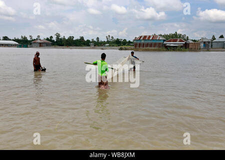 Manikganj, Bangladesh - Juillet 24, 2019 : la vie quotidienne des villageois à Ghior à Manikganj, au Bangladesh. Banque D'Images