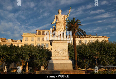 La vue de devant la statue de Napoléon en costume romain sur la Place Saint Nicolas, Bastia, Corse, France Banque D'Images