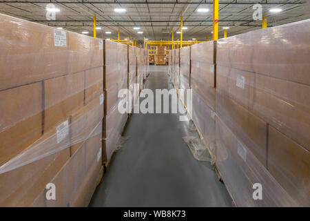 Rangées de stacked boxes in warehouse Banque D'Images