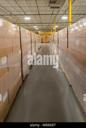 Rangées de stacked boxes in warehouse Banque D'Images