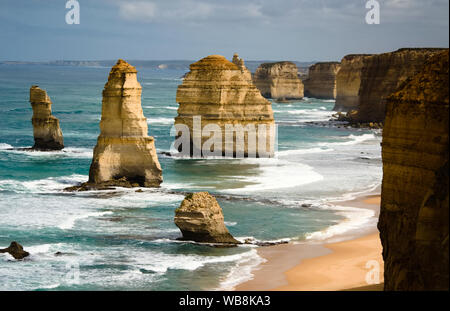 En regardant les rochers des douze apostels le long de la Great Ocean Road en Australie du Sud sur un jour de tempête Banque D'Images