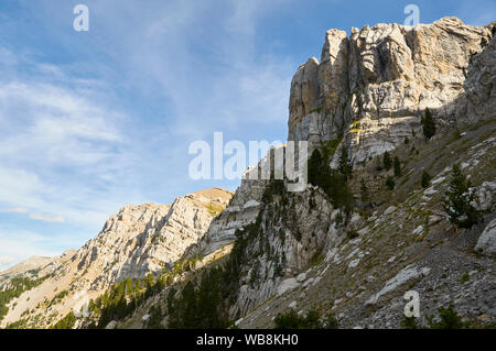 Vue sur le Canal de Cristall ravin et la Sierra del Cadi mountain range de son socle (Alt Urgell, Lleida, Catalogne, Espagne, Pre-Pyrenees) Banque D'Images