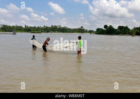 Manikganj, Bangladesh - Juillet 24, 2019 : la vie quotidienne des villageois à Ghior à Manikganj, au Bangladesh. Banque D'Images